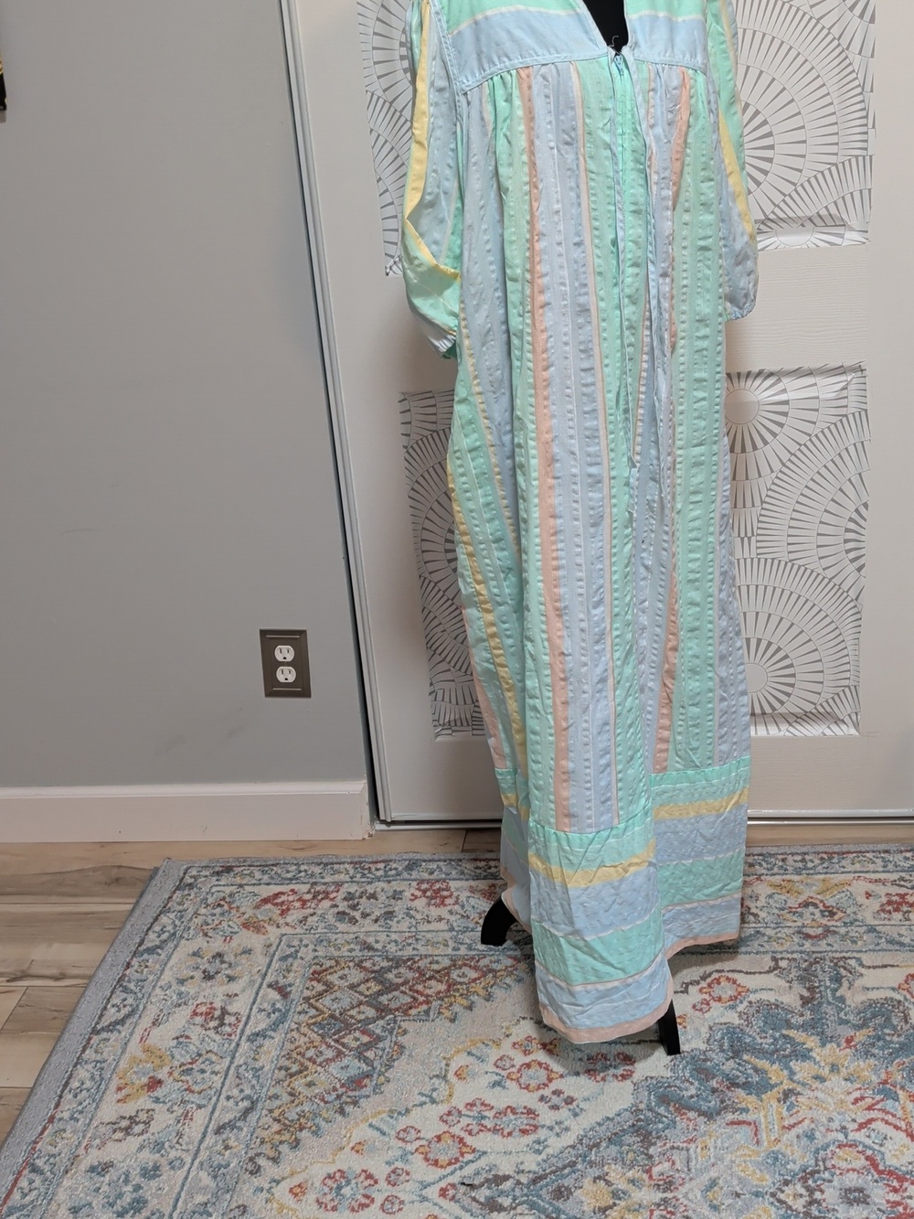 Vintage 80's Zip Front Robe Woth Pockets In Pastel Stripes - Picture 3 of 6